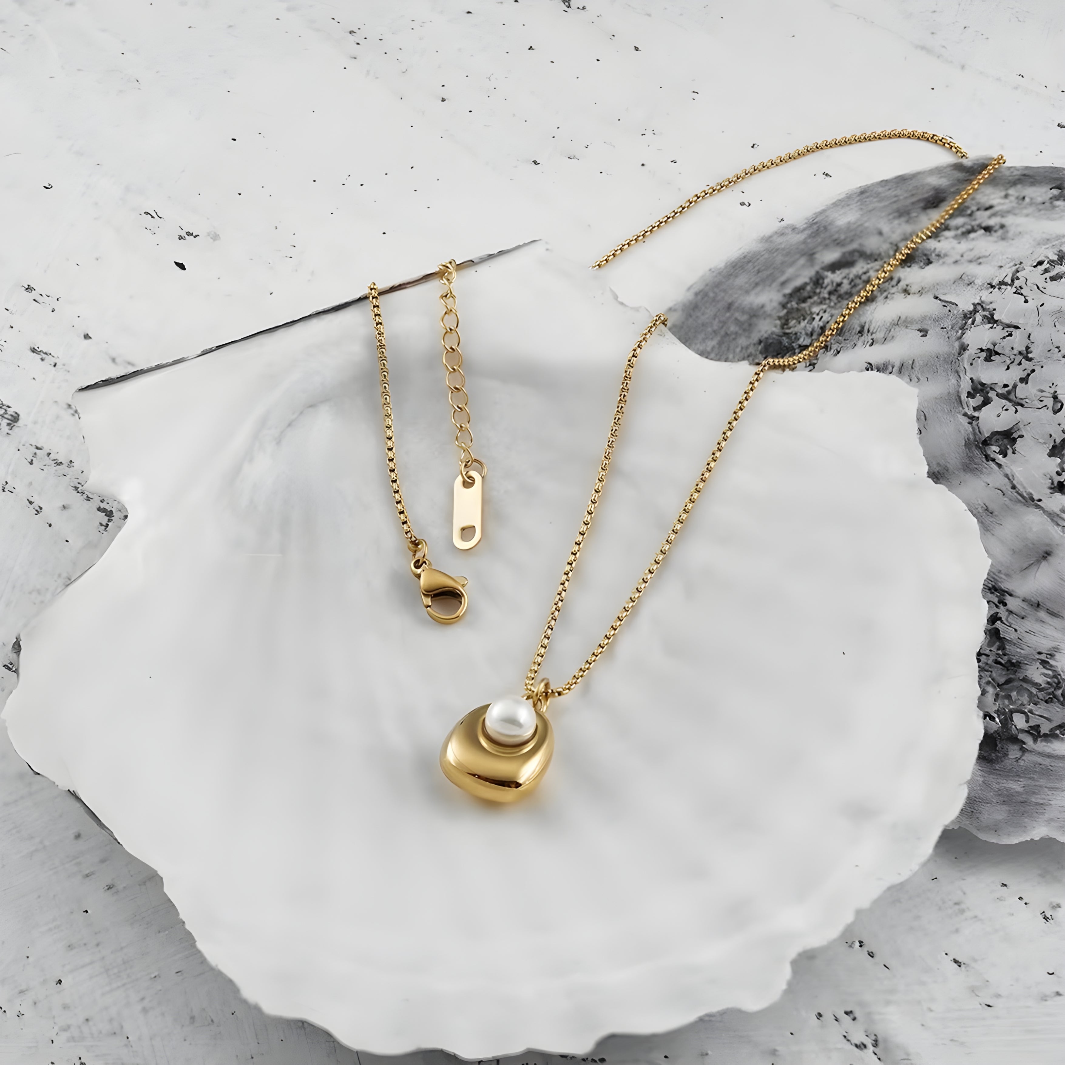Lunae Pearl Gold Necklace