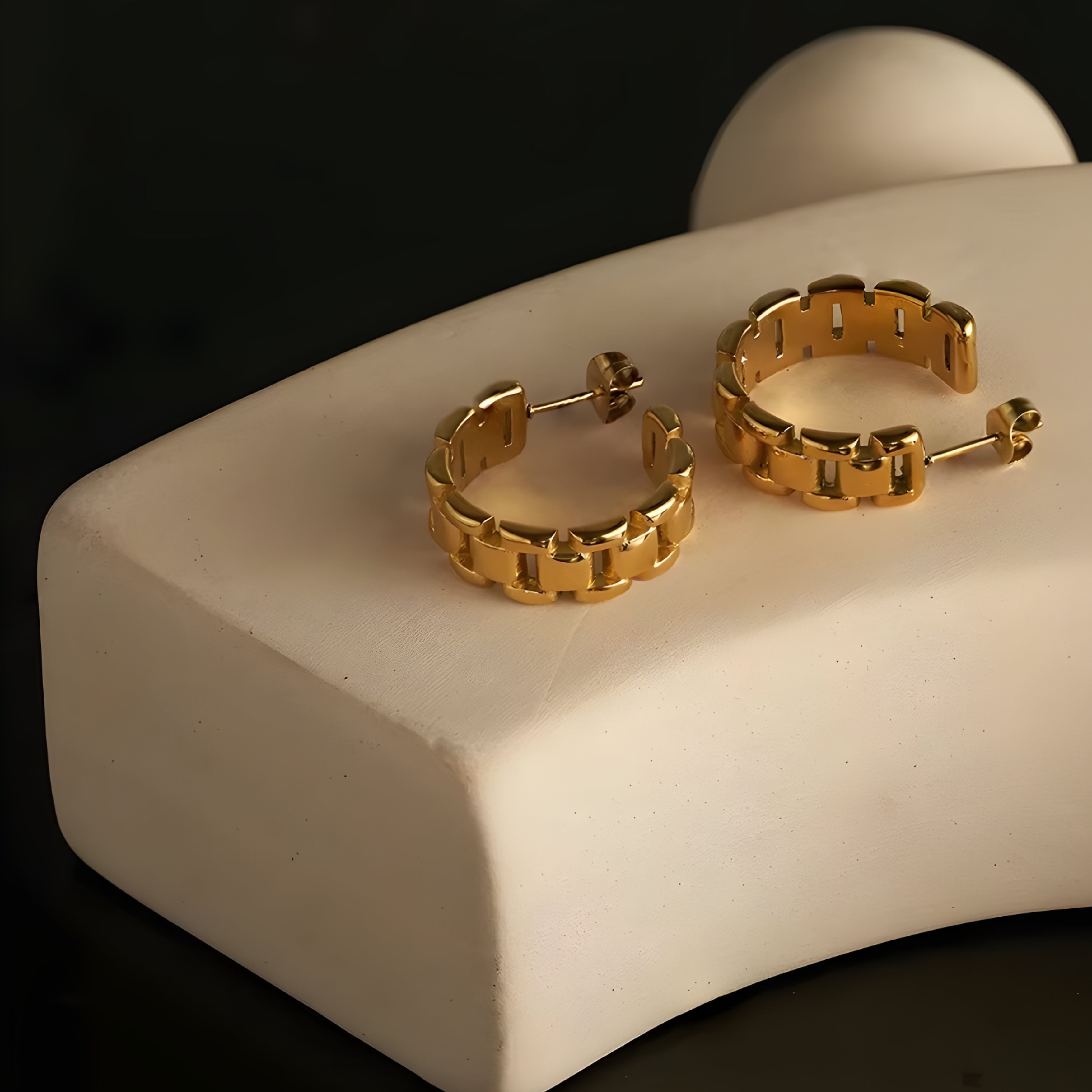 Atria Curve Hoop Earrings