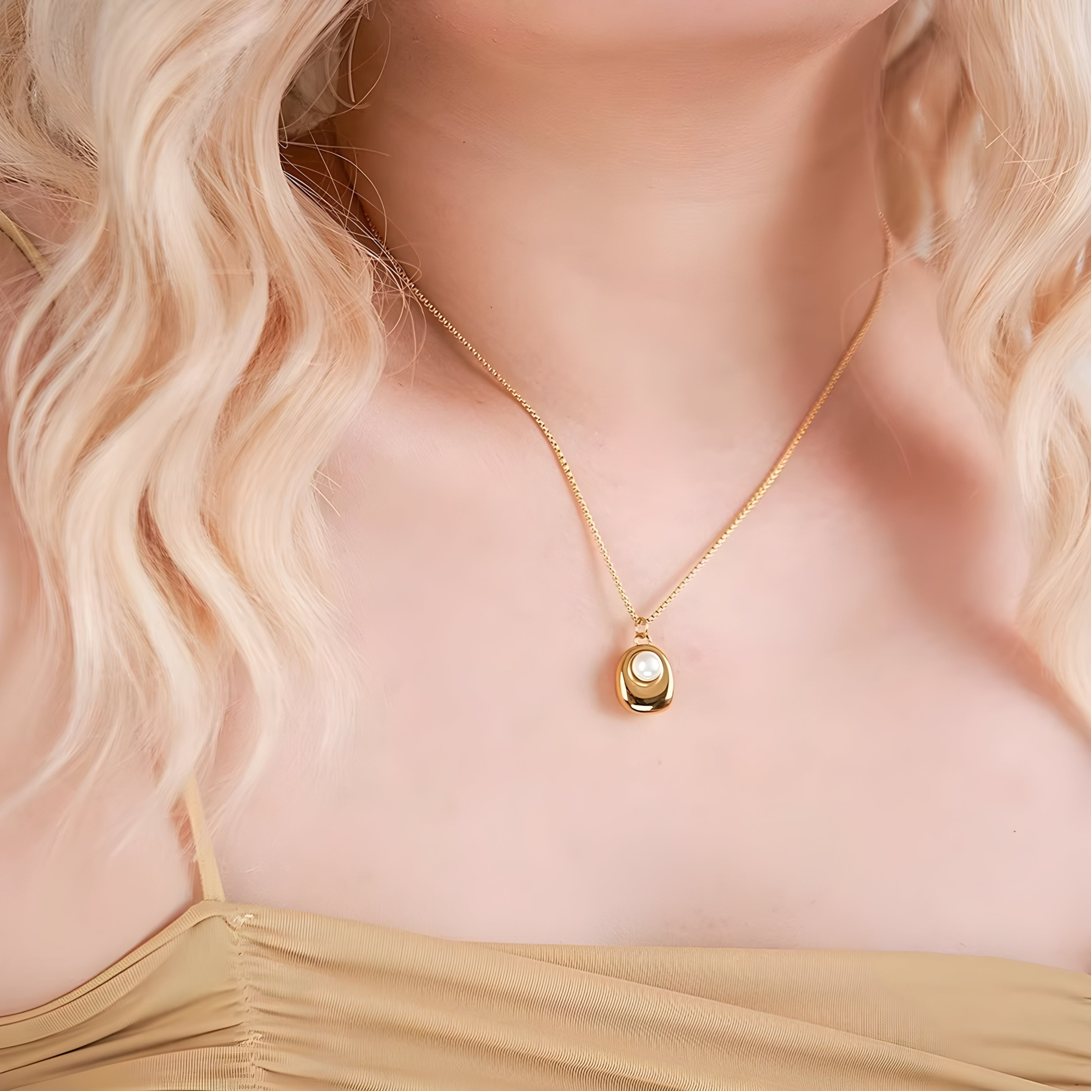 Lunae Pearl Gold Necklace